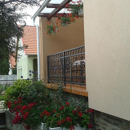 Marika Haus Hotel Buk Ngoại thất bức ảnh