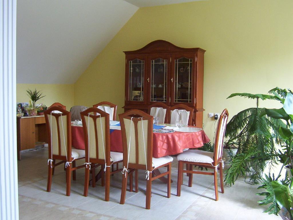 Marika Haus Hotel Buk Ngoại thất bức ảnh