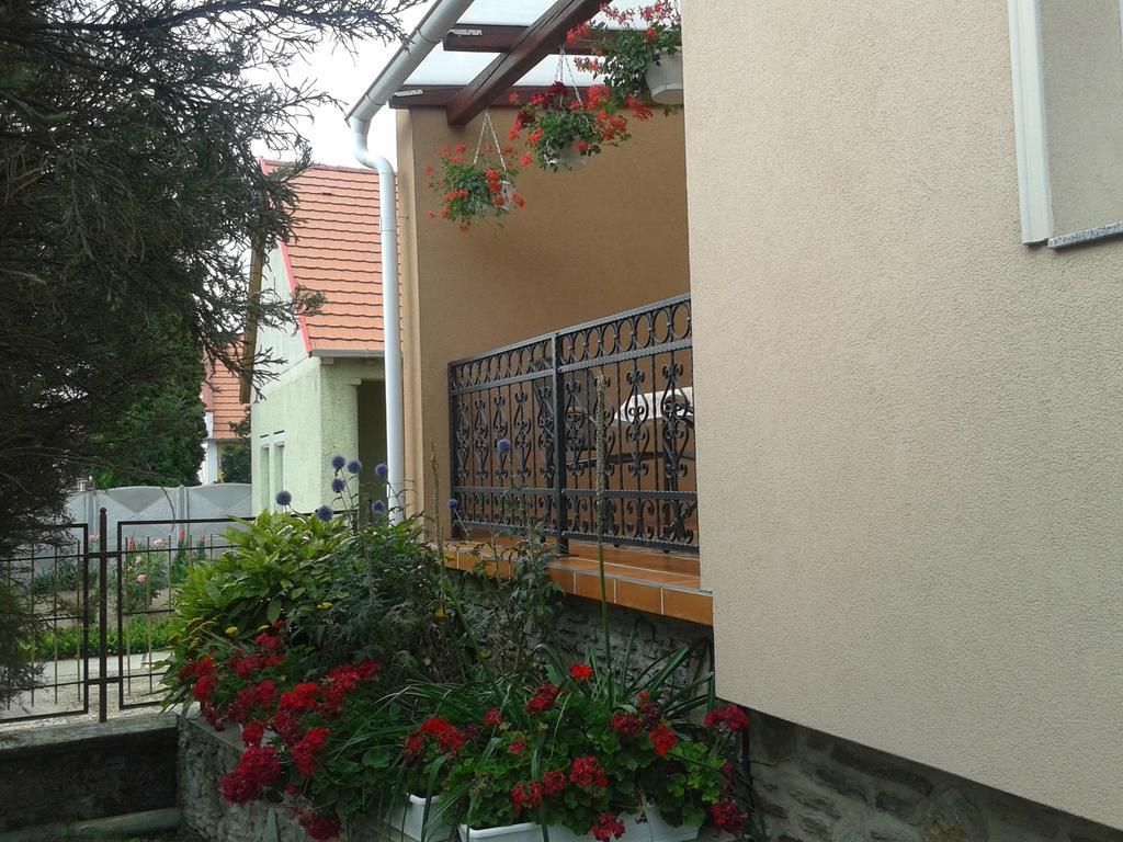 Marika Haus Hotel Buk Ngoại thất bức ảnh