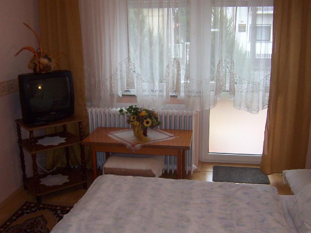 Marika Haus Hotel Buk Phòng bức ảnh