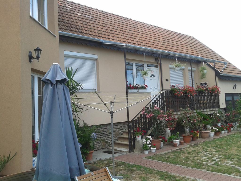 Marika Haus Hotel Buk Ngoại thất bức ảnh