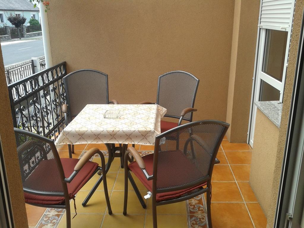 Marika Haus Hotel Buk Ngoại thất bức ảnh