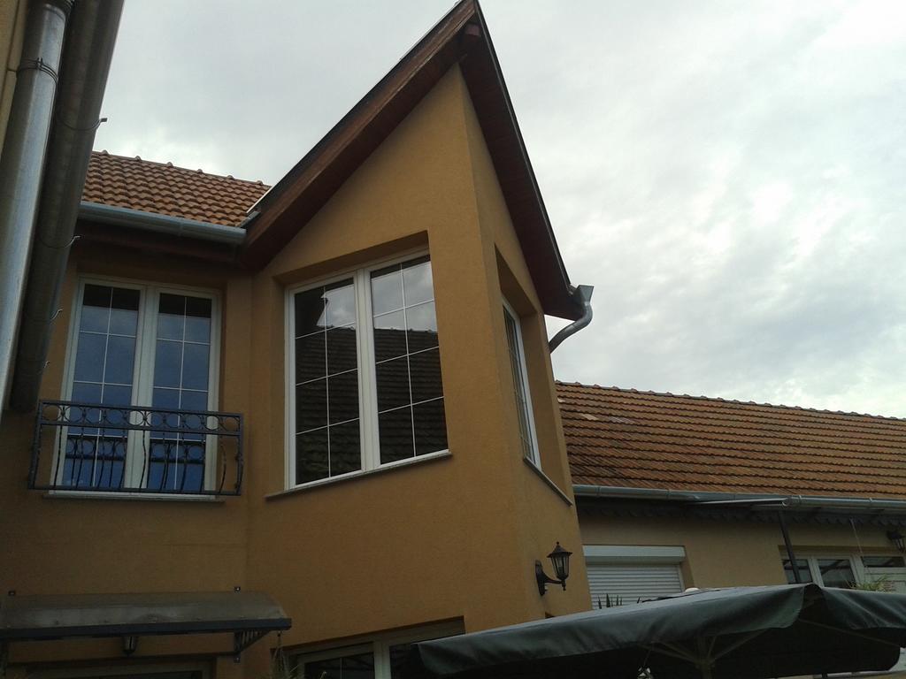 Marika Haus Hotel Buk Ngoại thất bức ảnh